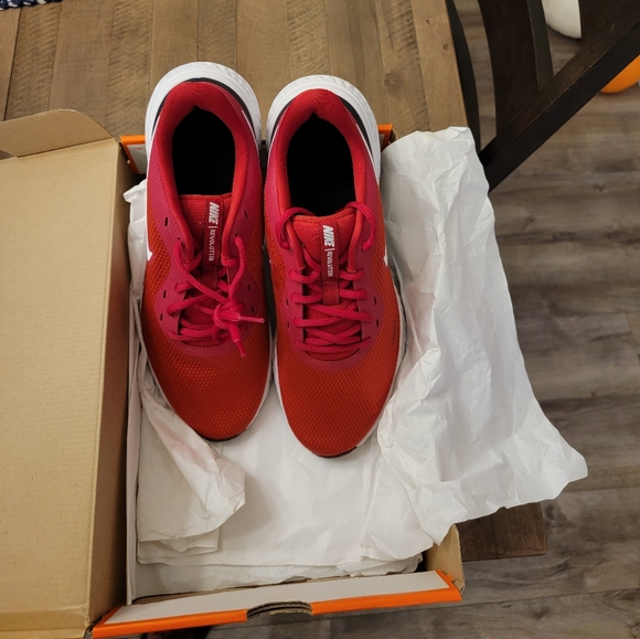 2 pairs of never worn Nike Revolution 5 - Picture 2 of 4
